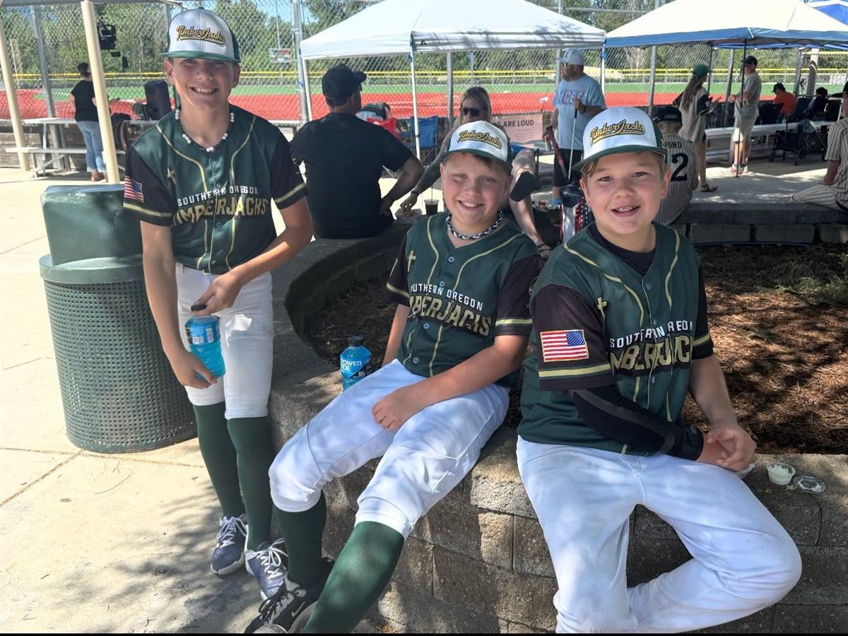Southern Oregon Timberjacks players